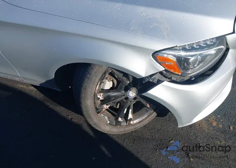 2016 Mercedes-Benz C 300 z USA, uszkodzony, nr VIN 55SWF4JB4GU172770